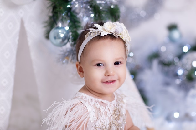 menina elegante com decoração de natal