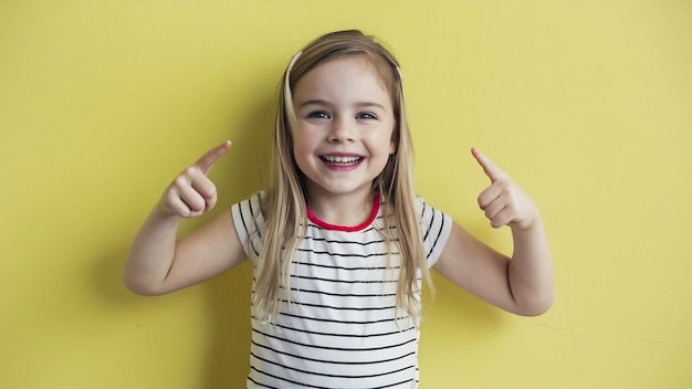 Menina elegante e sorridente posando em roupas casuais isolada na parede branca