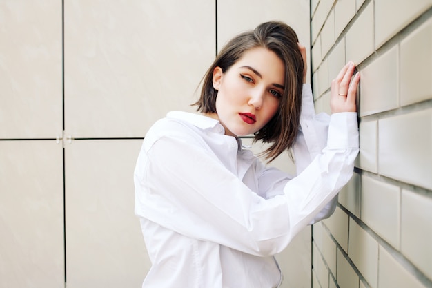 Menina elegante em jeans vintage e camisa branca