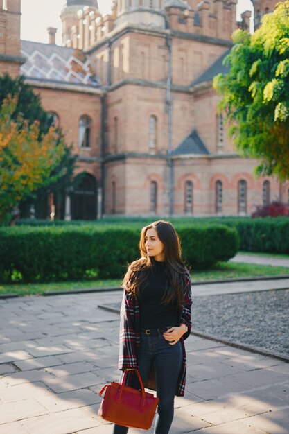 menina elegante, explorar a cidade e parque no outono