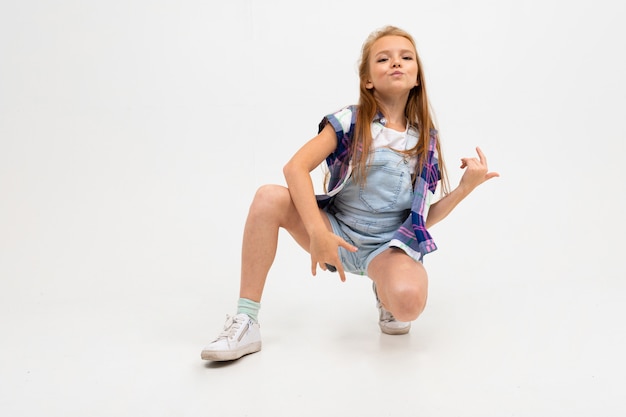 Menina elegante improvisa guitarra com as mãos em branco