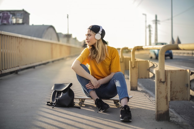 Menina elegante, sentado em um skate