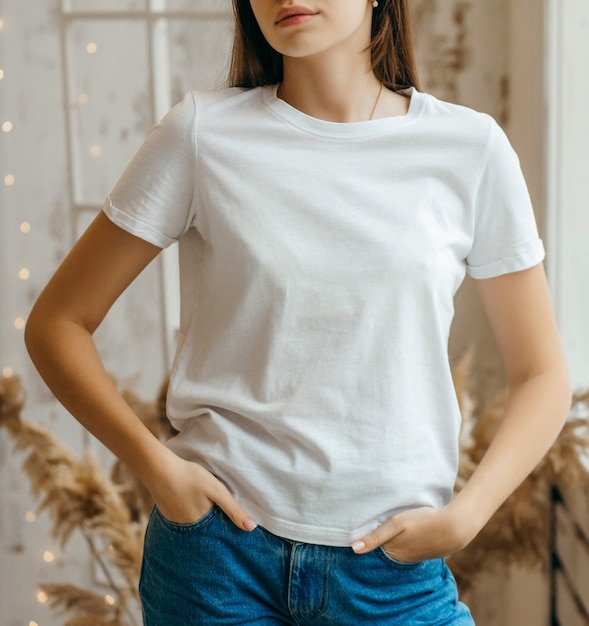 Menina elegante vestindo camiseta branca posando no estúdio