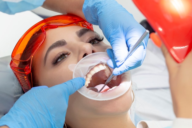 Foto menina em exame no dentista