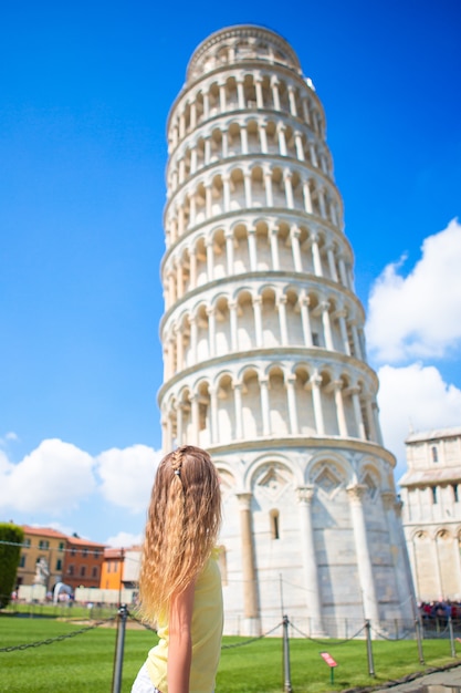 Foto menina em férias italianas, perto da famosa torre de pisa, itália