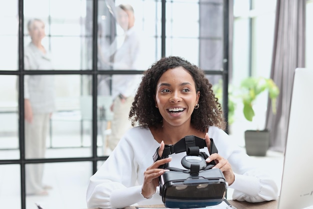 Menina em óculos de realidade virtual com gamepad jogando jogo