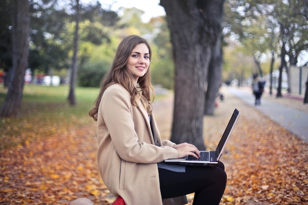 Menina, em, outono, com, um, laptop, em, um, parque