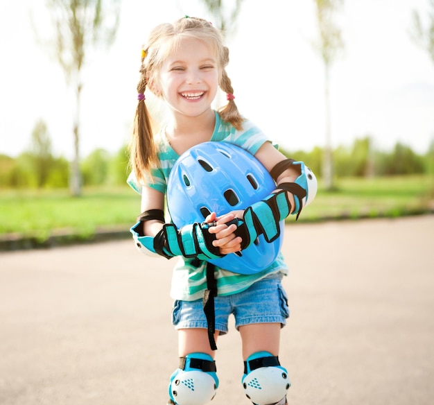 Menina em patins em um parque