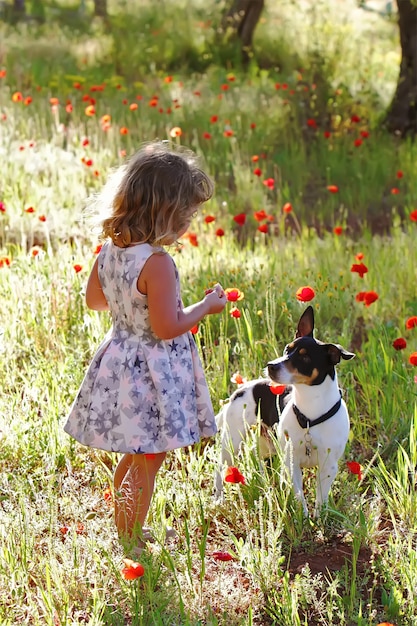 Menina em um campo de flores