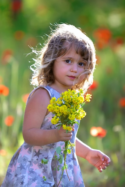 Menina em um campo de flores