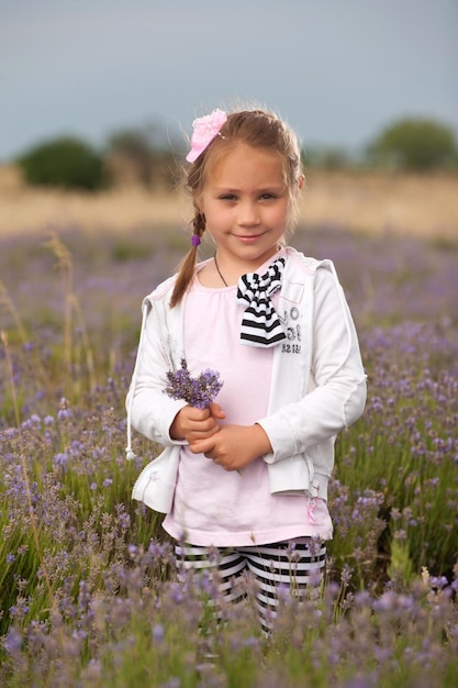 Menina em um campo de lavanda