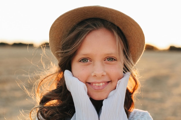 Menina em um chapéu. rosto de menina bonita com um sorriso.