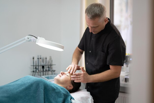 menina em um cosmetologista durante os procedimentos de tratamento