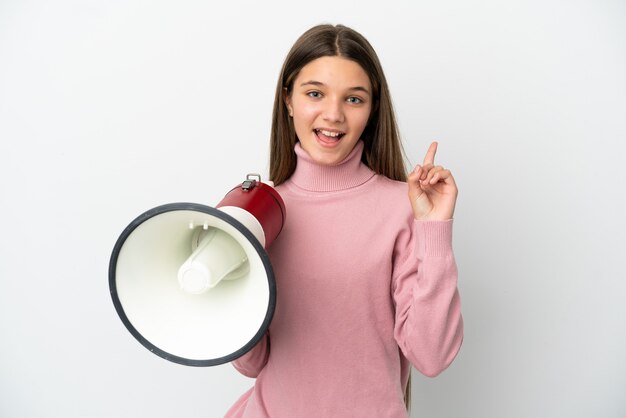 Menina em um fundo branco isolado segurando um megafone e apontando uma ótima ideia