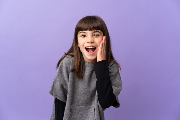 Menina em um fundo isolado com expressão facial de surpresa e choque