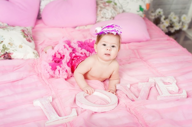 menina em um fundo rosa no dia dos namorados