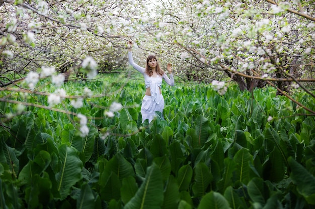 Menina em um jardim florido de primavera