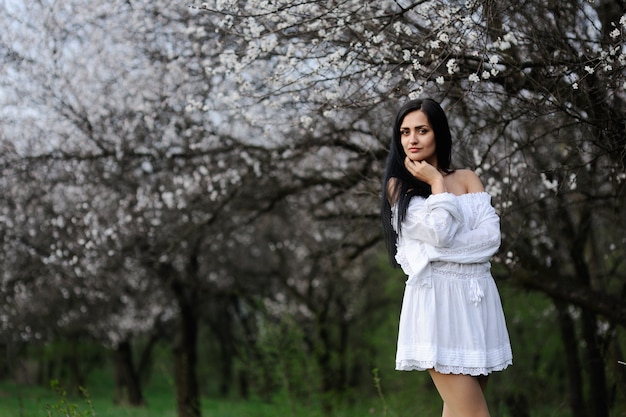 Menina, em, um, vestido branco, ligado, um, fundo, de, flores