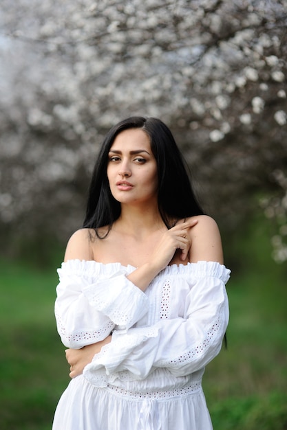 Menina, em, um, vestido branco, ligado, um, fundo, de, flores