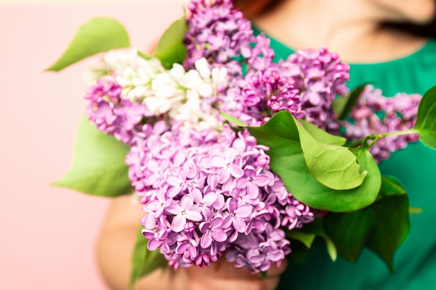 Menina, em, um, vestido verde, segurando, um, buquê, de, lilás, ligado, cor-de-rosa