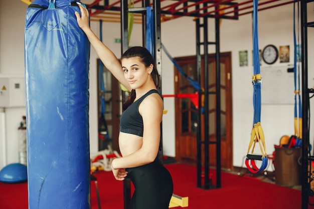 menina em uma academia