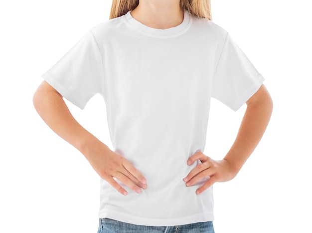 Menina em uma camiseta branca em branco isolada