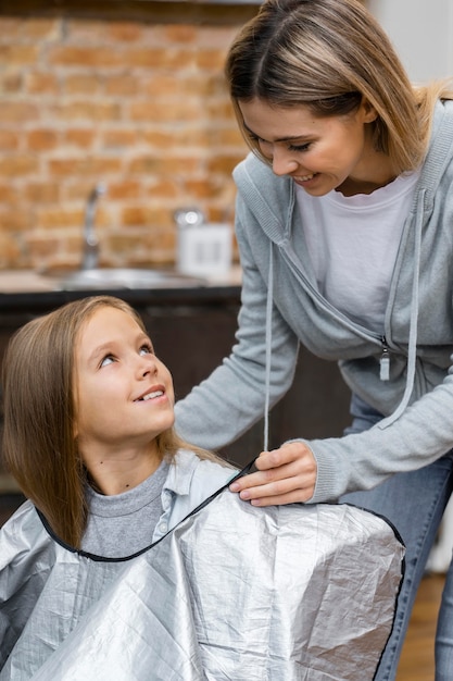 Menina em uma consulta com o cabeleireiro