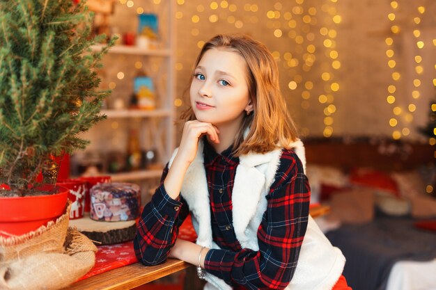 Menina em uma sala com decorações de Natal