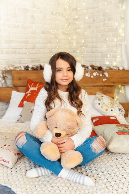 Menina em uma sala com decorações de Natal