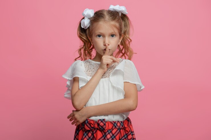 Foto menina emocional feliz com o conceito de emoção de expressão facial engraçada