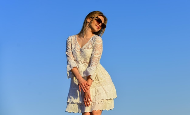 Menina emocional Menina feliz vestido branco sinta-se livre Festa de verão Dia ensolarado Menina despreocupada Liberdade Impulsividade e facilidade Conceito de naturalidade Mulher dançando Saúde mental Menina fundo de céu azul