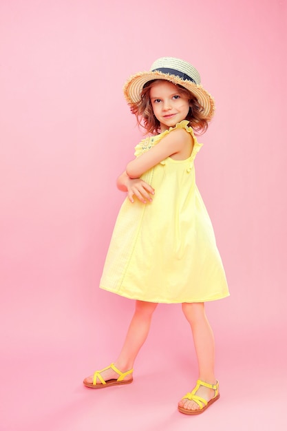 Menina encantadora em vestido rosa