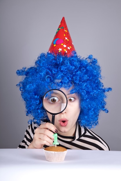 Menina engraçada com cabelo azul e jaqueta listrada