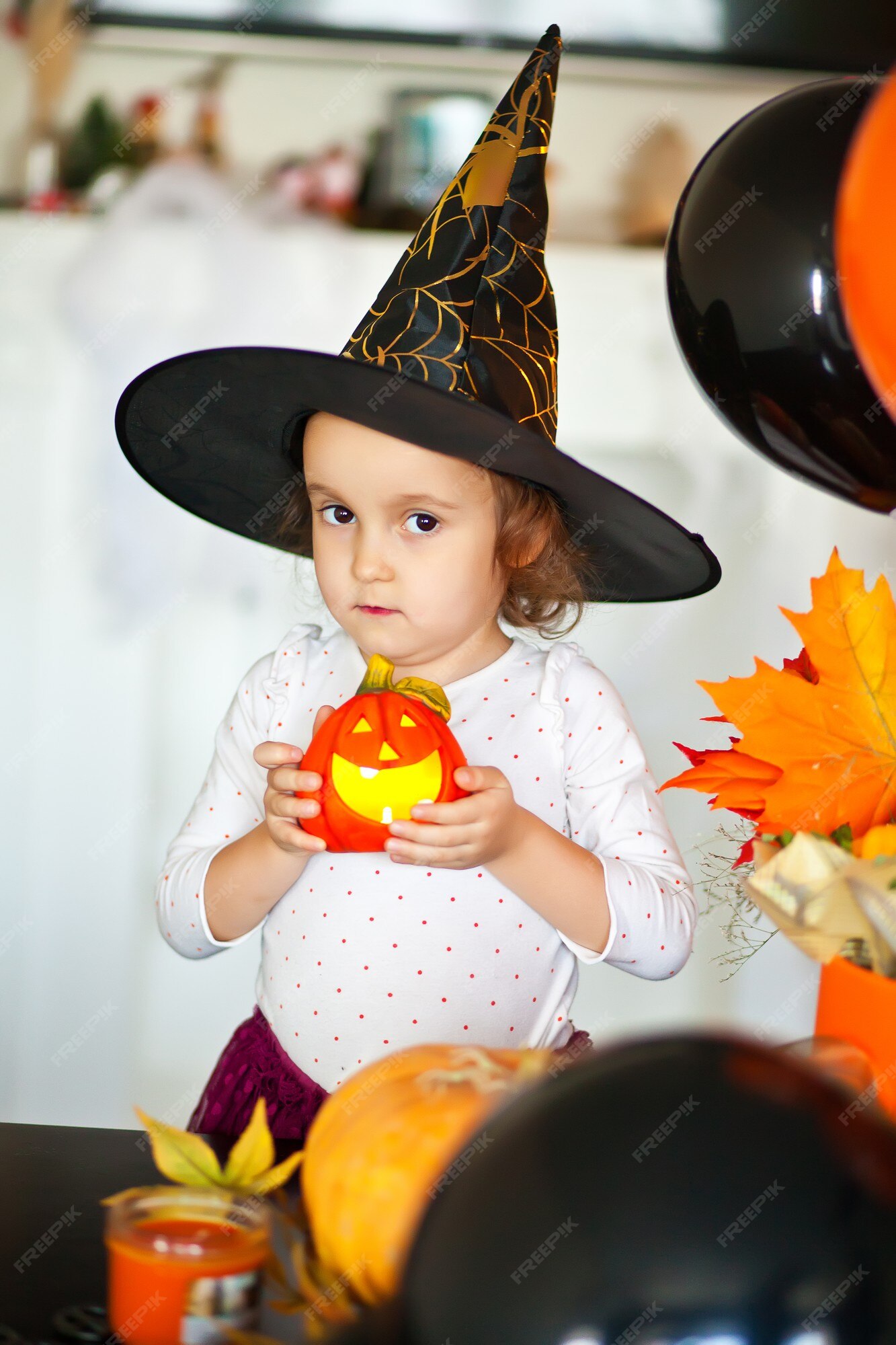 Menina Engraçada Fantasiada De Bruxa Para O Halloween Com Jack De Abóbora  PNG , Garota Do Dia Das Bruxas, Bruxa, Fantasia De Dia Das Bruxas PNG  Imagem para download gratuito