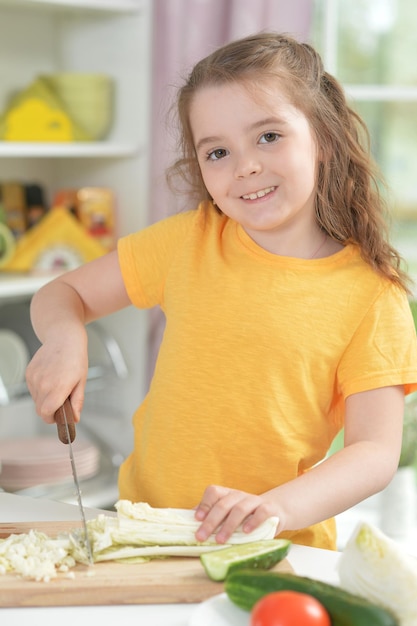 Menina engraçada cozinhando