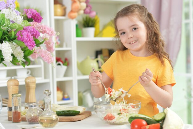 Menina engraçada cozinhando