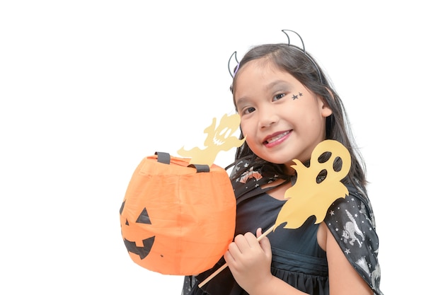 Menina engraçada da criança na fantasia de bruxa para o Halloween