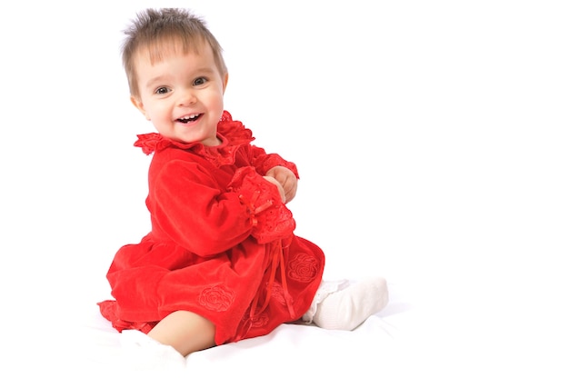 Menina engraçada surpresa com vestidos vermelhos de natal e branco