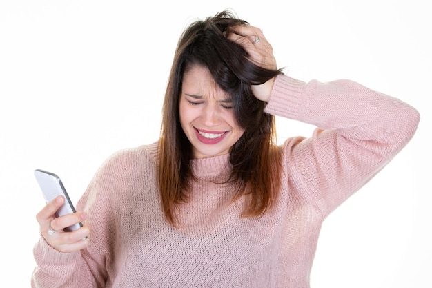 Foto menina entediada falando no celular com smartphone na mão