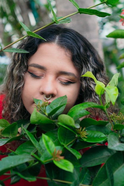 Menina entre as plantas do jardim