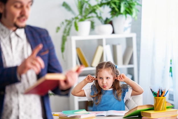 Menina envolvida em aulas com a professora em casa