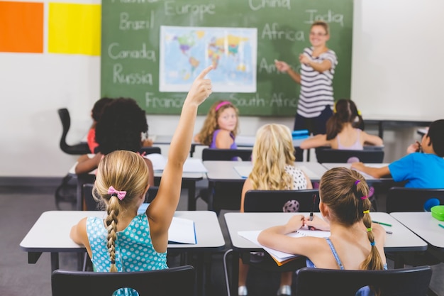 Menina escola, levantando mão, em, sala aula