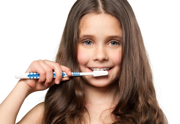 Menina escovando dentes isolados no branco