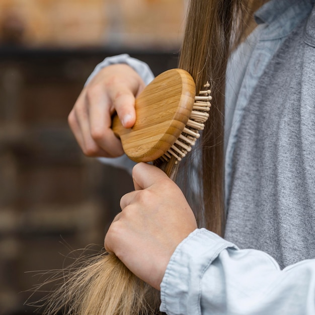 Foto menina escovando o cabelo