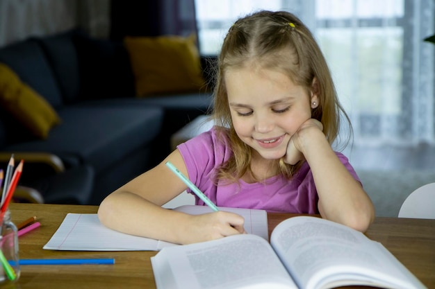 menina escreve em um caderno