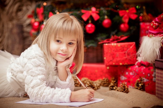 Menina escreve uma carta para o Papai Noel