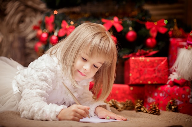 Menina escreve uma carta para o Papai Noel