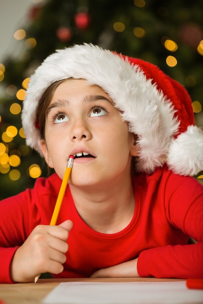 Menina escrevendo carta para santa no natal