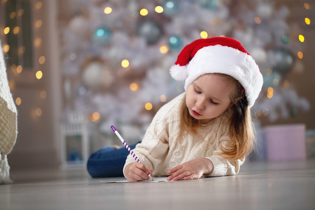 Menina escrevendo uma carta para o Papai Noel