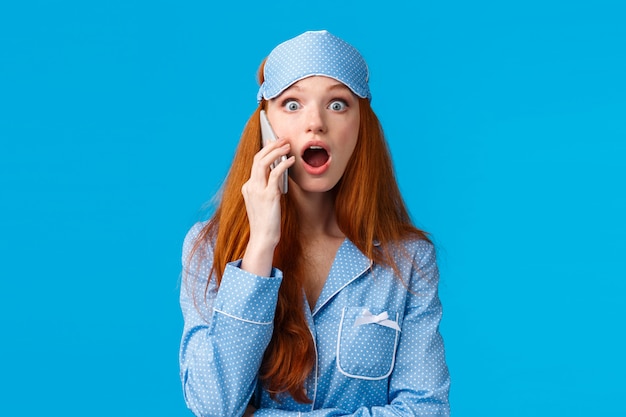 Menina espantada descobriu notícias chocantes como amiga falante no telefone